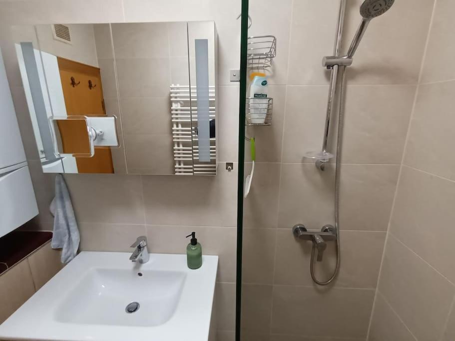 Modernes Apartment In Wien Buitenkant foto